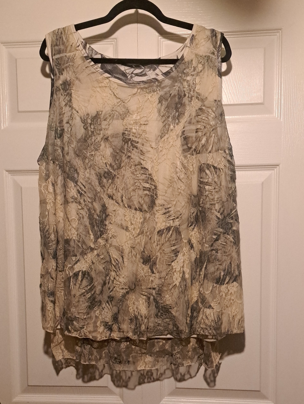 Lace-Overlay Sleeveless Camisole in Cream and Gray